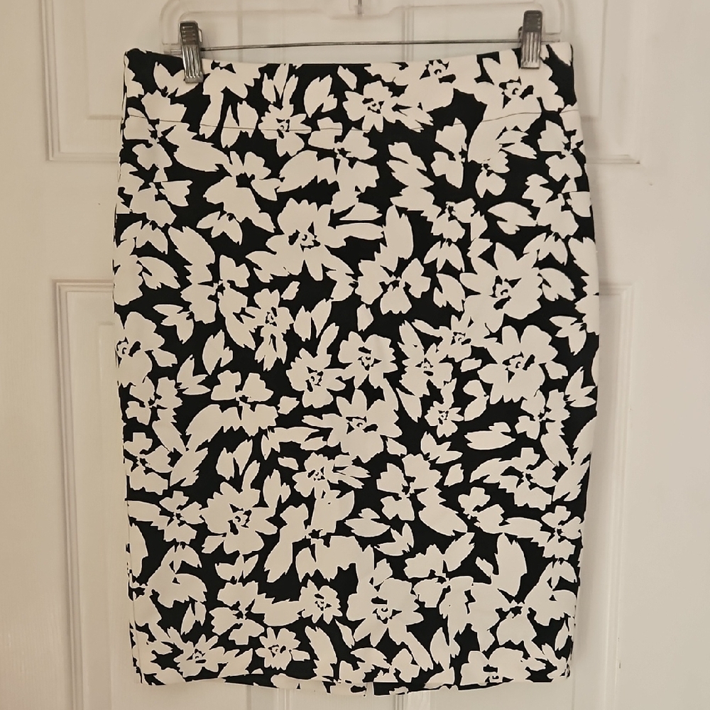 LOFT Black and White Floral Pencil Skirt
